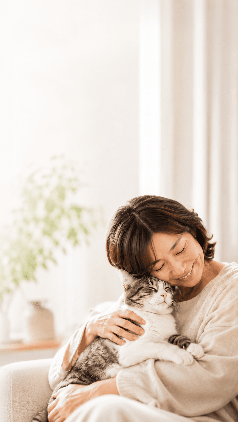 猫を抱きしめる女性
