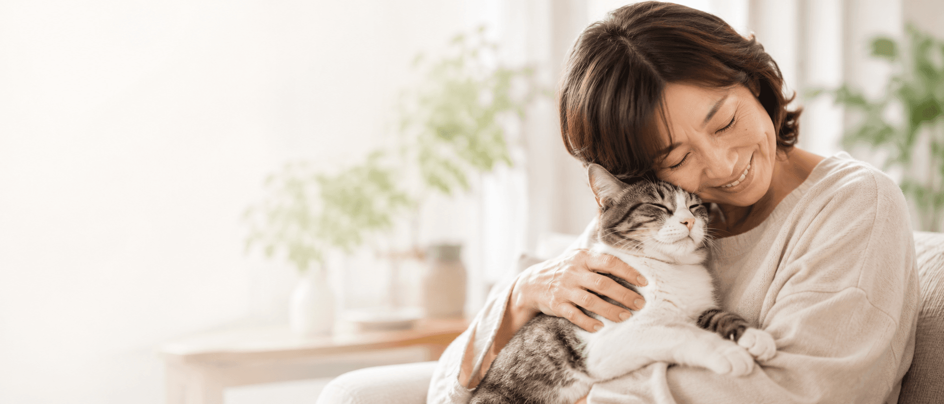 猫を抱きしめる女性